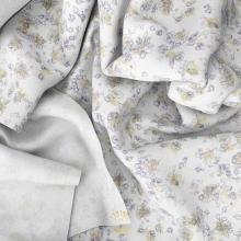Stoff-Mockup zum Stoff- und Tapetenmuster Centaurea Cyanus — Kornblumen